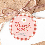 Flickls Berry First Gingham Kids 1st Birthday Favo Runt Klistermärke<br><div class="desc">Den här söta flickorna 1:a födelsedag Favor-klistermärket har en ätliga jordgubbsblomma med rött gingham och kan vara personlig med dina flickor namn i vit typografi. "Björnen först"-designen är perfekt för din lilla födelsedag!</div>