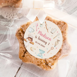 Flickor Baking First Födelsedagsfest Runt Klistermärke