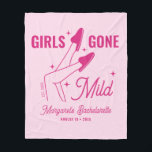 Flickor Borta Mild Rosa Sleepover Bachelorette Par Fleecefilt<br><div class="desc">Ta med en charm och humor till ditt spa-bachelorette-parti med denna beundransvärda filt. Med en vismisk utformning av handdragna kvinnors ben i komfy tofflor,  omgivna av gnistor och inställda mot mjuk rosa.</div>