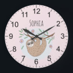 Flickor Cute Rosa Sleeping Sloth och Namn Kids Stor Klocka<br><div class="desc">Den här vackra och gigantiska barnklockan har en vacker,  hand plockade sovande tecknad med blommor och löv. Den här fina rosan har också ett ställe som gör att du kan lägga till flickans namn och tydliga läsbara nummer. Den perfekt djungeln var temat,  vilda livsmönster för alla barn eller baby-daghem.</div>