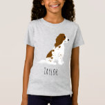 Flickor Cute Springer Spanska barn i Hund och Namn T Shirt<br><div class="desc">Den här söta barnskjortan med gender-neutralt har en vidsträckt brun och vit engelsk spaniel-tecknad,  och du har plats att lägga till ditt barns namn. En underbarare roligt för spanielhundälskare!</div>