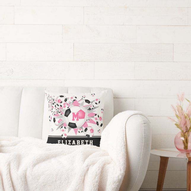 Flickor fotbollar i sportrum stjärnor rosa svart kudde (Soffa)