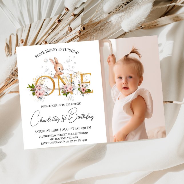 Flickor Guld Ord-Blommigten Inbjudningar (Some Bunny 1st Birthday Invitation Girl, Bunny Themed First Birthday Invitation, Gold One, Floral)
