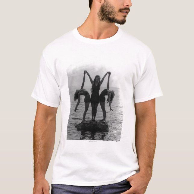 Flickor, i att posera på en sten i vatten t-shirt (Framsida)