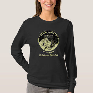 Flickor i Camping med hennes Doberman Pinscher Hun T Shirt