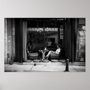 Flickor i ett Cafe och Coffee TIme - Street Photo Poster