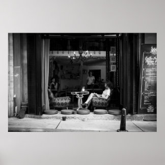 Flickor i ett Cafe och Coffee TIme - Street Photo Poster
