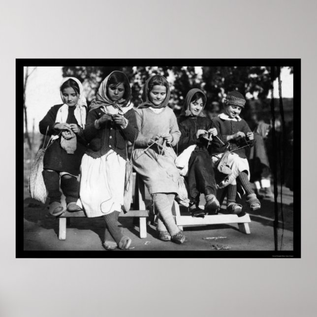 Flickor Knitting i Albanien 1923 Poster (Framsidan)