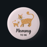 Flickor: Mamma för Tecknad av matkatt till babyklä Knapp<br><div class="desc">Den här trendiget är en liten babyduschknapp med en söt ingefära tabby katt och kattunge tecknad. Den här moderna, söta designen har också en ställe för dig att lägga till dina gästtitlar, exempel "mamma att vara", "pappa att vara", "mormor att vara". Den perfekt rosa kattunge fick ett tillägg till din...</div>