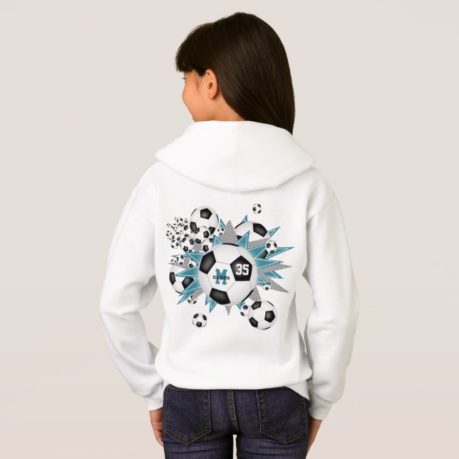 Flickor med fotboll blåser upp med teal grått-stjä t shirt (Hel baksida)