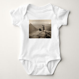 Flickor på toppen av pyramiden Khufu i Egypten Sol T Shirt