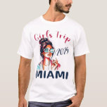 Flickor Resa 2025 Miami Vacation Birthday Squad  T Shirt<br><div class="desc">Snyggt Vacation Vibes: Denna garanti fångar ett flickors innersta resa med en Messy Bun-kvinna som bär solglasögon som reflekterar en sandstrand och texten "Girls Resa 2025 Miami". Underbar design för en bachelorettfest, flickors födelsedagspatrull och flickans resa. Vacation Spirit: trendigets utformning och livfulla bilder framkallar upphetsningen hos en tropisk strand, skapar...</div>