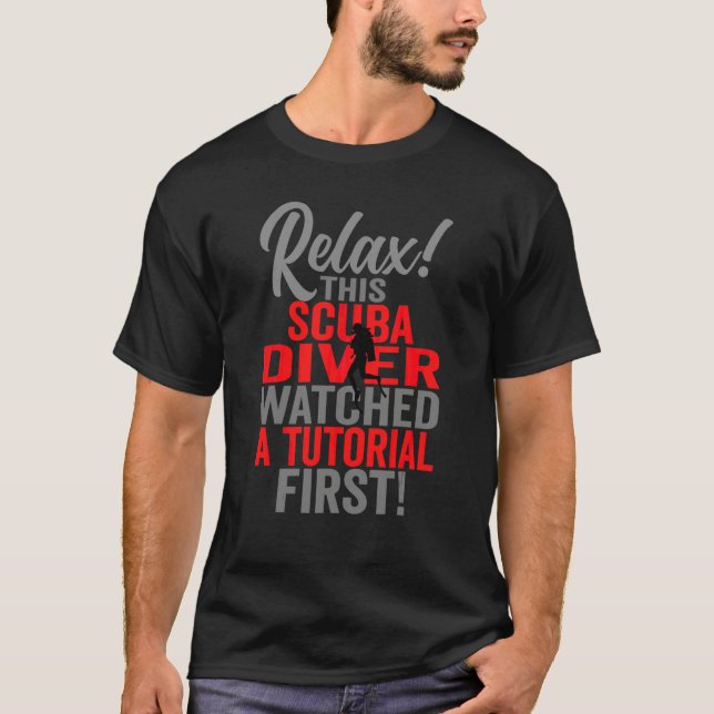 Flickor Scuba Dykare Tittade på handledning först  T Shirt (Framsida)