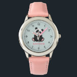 Flickor, slöjor och minimalistiskt pandabjörn armbandsur<br><div class="desc">Den här söta och roligt barnklockan har en vismisk djungelpandatbjörn. Med klockan kan du lägga till namn i ett minimalistiskt och modernt rosa-teckensnitt. Perfekt för panda älskare.</div>
