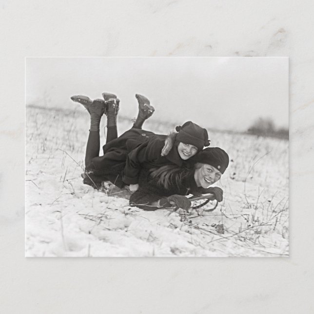 Flickor som åker släde, 1915 vykort (Framsida)