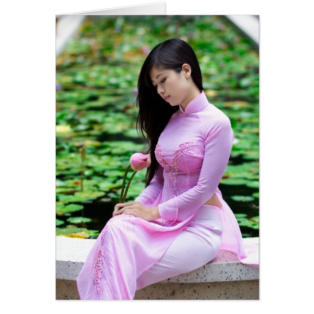 Flickor som håller lotus vid fontän hälsningskort (Framsidan)