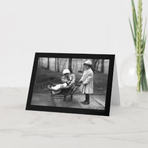 Flickor som spelar med en doll i en Carriage 1912 Kort