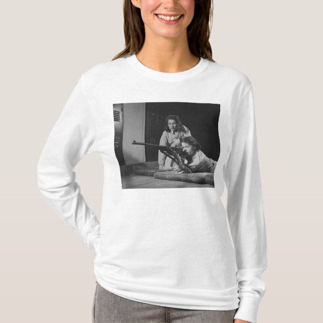 Flickor som utbildar i Marksmanship för T-shirt (Framsida)