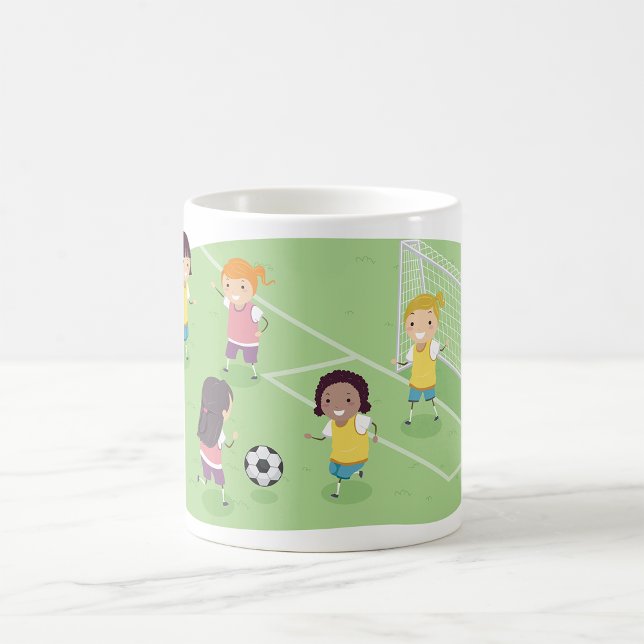 Flickor spelar fotboll kaffemugg (Skapare uppladdad)