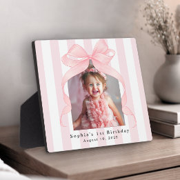 Flickors rosa randiga födelsedagsfoto med rosett