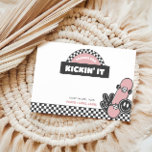 Flickors Rutiga Skateboard Groovy Rad Födelsedag Tack Kort<br><div class="desc">Fira din lilla skateboardåkare i stil med vårt rosa rad flickors skateboard födelsedags tackkort. Denna design har rutmönstrade element, ett skateboard, glad ansikte, fredstecken och andra rad element - alla element i denna design kan anpassas för att passa din lilla flickas födelsedagstema! Perfekt för första, andra, tredje, fjärde (eller vilken...</div>