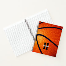 Flickpojkar med monogrammerad basket