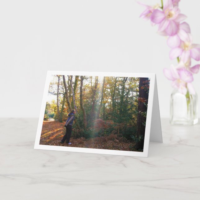 Flickporträtt i skogen kort (Orkide)