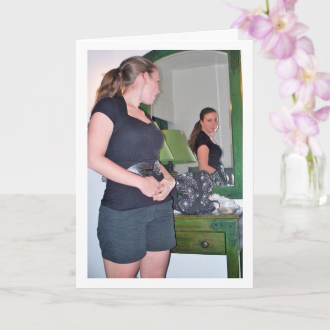 Flickporträtt som tittar i spegel kort (Orkide)