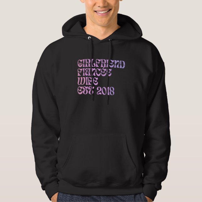 Flickvän Fästmö Hustru Est 2018 Bröllopsjubileum Hoodie (Framsida)