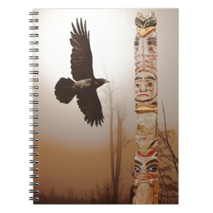 Flies Raven & Totem-Pole Fantasy Art Anteckningsbok Med Spiral