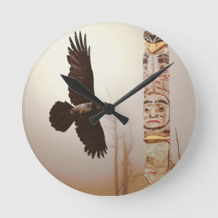 Flies Raven & Totem-Pole Fantasy Art Rund Klocka