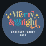 Flimmer i familjen Merry och Bright Retro Colorful Runt Klistermärke<br><div class="desc">Kundrosa återloppsfärgad familjefärgad rund etikett för återanvändning och ljus</div>