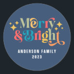 Flimmer i familjen Merry och Bright Retro Colorful Runt Klistermärke<br><div class="desc">Kundrosa återloppsfärgad familjefärgad rund etikett för återanvändning och ljus</div>