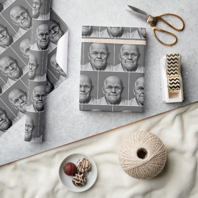 Flintskallig gammal man på grått presentpapper (Hantverk)
