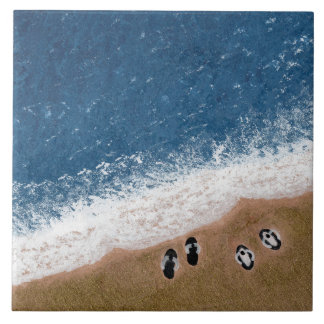 Flip Flops på sandstranden Kakelplatta