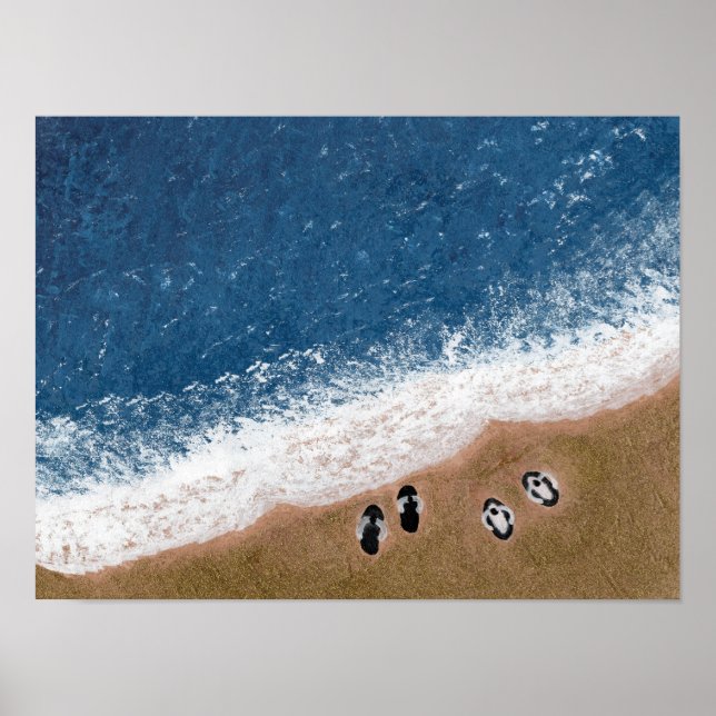 Flip Flops på sandstranden Poster (Framsidan)