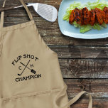 Flip Shot Champion Golf BBQ Apron for Golfers Förkläde<br><div class="desc">Du är BBBQ:s flip shot-mästare och du är också en golfer - perfekten på BQ-säsongen. Lägg till initialer och vänd på burkarna! Kirklig gåva till golferer och pappor som gillar att flippa.</div>