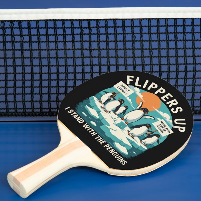 Flipper Upp Jag Står Med Pingviner Roligt Motstånd Pingisracket (Insitu)