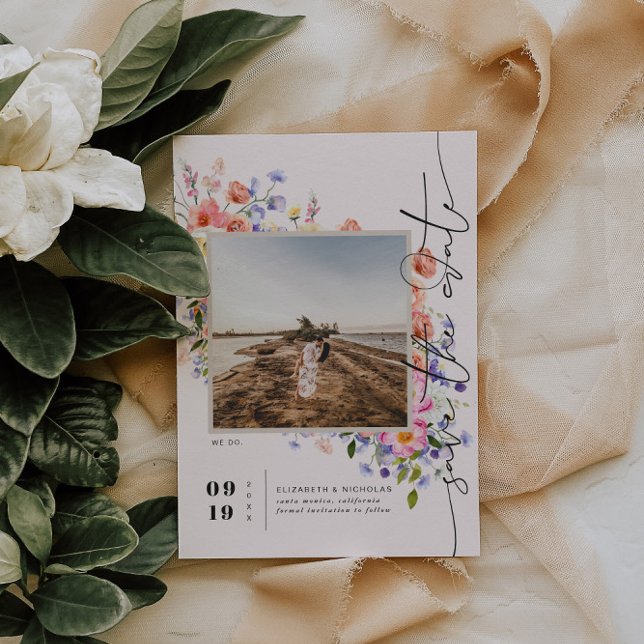 Flirtande blomsteräng | Sommarbröllopsfoto  Spara Datumet (Skapare uppladdad)