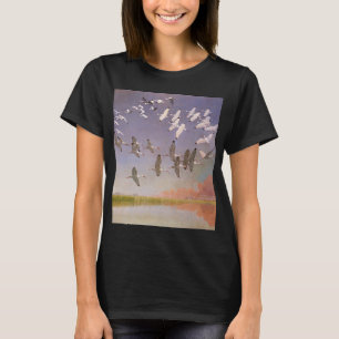 Flock av Ibisar som flyger över våtmarker, Vintage T Shirt