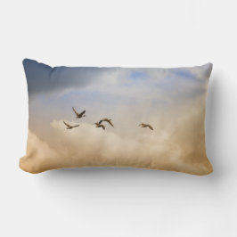 Flocket av fåglar under flygning lumbarkudde