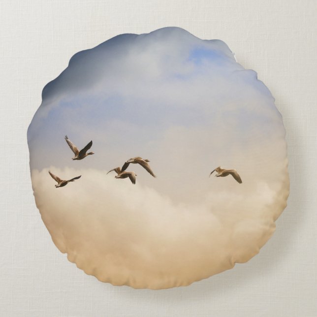 Flocket av fåglar under flygning rund kudde (Baksidan)