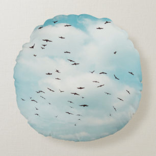 Flocket av grått-dovflugan på vintage blå himmel. rund kudde