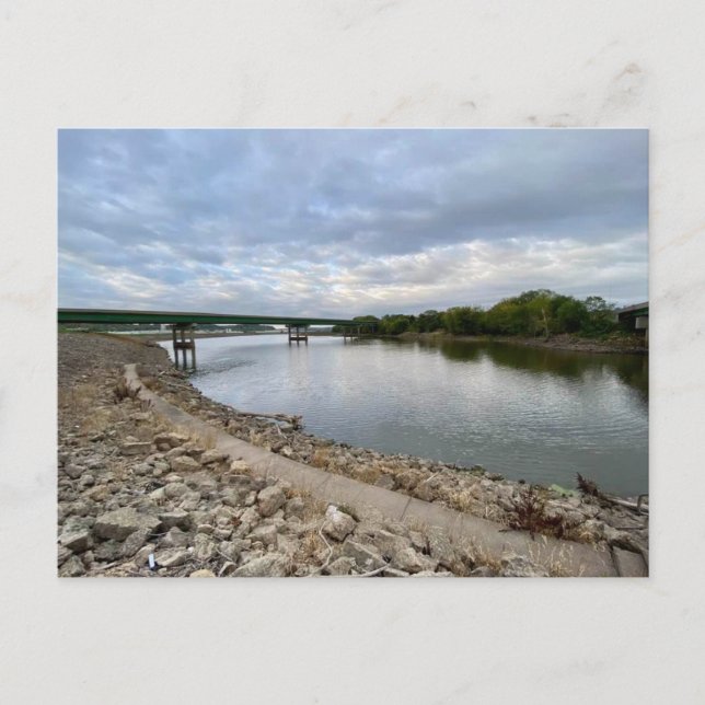 Flod och bro på en Cloudy Day Sayed Hej Vykort (Framsida)