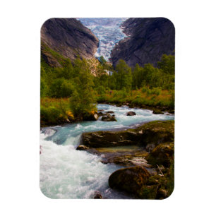 Flod som rinner från Briksdalsglaciären Magnet