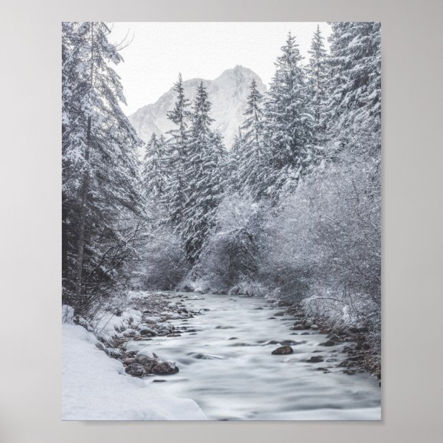 Flod som rinner genom vinter skog Mojstrana Poster (Framsidan)