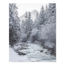 Flod som rinner genom vinterskogen Mojstrana