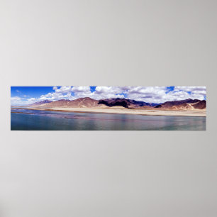 Floden Brahmaputra och ökenlandskapet - Tibet Poster