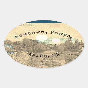 Floden i Newtown, Powys, Wales med Båda Sol Ovalt Klistermärke