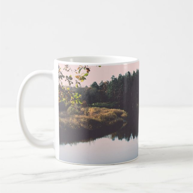 Floden land och träd i färgad på hösten  kaffemugg (Vänster)